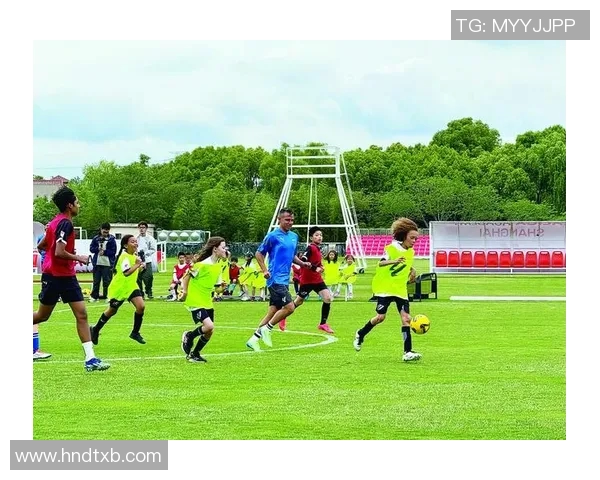 在绿茵场上与足球明星共舞的第一视角体验之旅